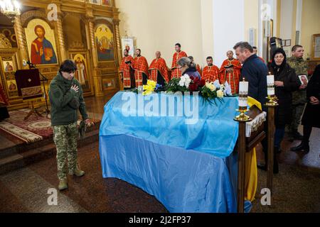 Non Exclusive: MUKACHEVO, UKRAINE - 1. APRIL 2022 - die Menschen zollen dem 18-jährigen Viktor Karytschak, einem Soldaten des mechanisierten Bataillons, ihre letzte Ehre Stockfoto