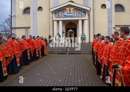 Nicht exklusiv: MUKACHEVO, UKRAINE - 1. APRIL 2022 - die militärische Beerdigung des 18-jährigen Viktor Karytschak, ein Soldat des mechanisierten Bataillons der Stockfoto