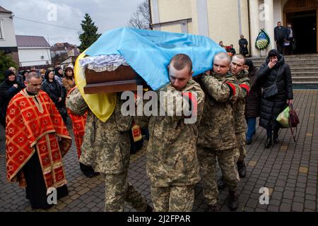 Nicht exklusiv: MUKACHEVO, UKRAINE - 1. APRIL 2022 - Soldaten tragen den Sarg des 18-jährigen Viktor Karytschak, einem Soldaten des mechanisierten Bataillons Stockfoto