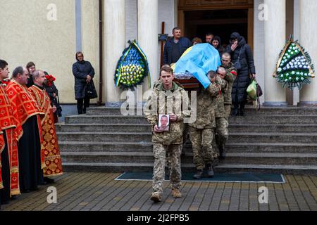 Nicht exklusiv: MUKACHEVO, UKRAINE - 1. APRIL 2022 - Soldaten tragen den Sarg des 18-jährigen Viktor Karytschak, einem Soldaten des mechanisierten Bataillons Stockfoto