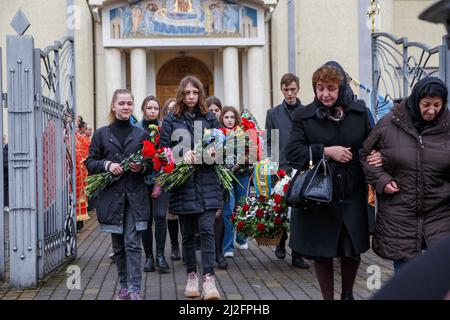 Non Exclusive: MUKACHEVO, UKRAINE - 1. APRIL 2022 - die Menschen zollen dem 18-jährigen Viktor Karytschak, einem Soldaten des mechanisierten Bataillons, ihre letzte Ehre Stockfoto