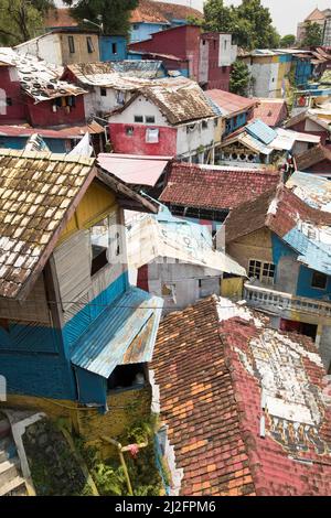 Überfüllte, farbenfrohe Slum-Wohnungen in Yogyakarta (Jogjakarta), Indonesiens zweitgrößter Stadt. Stockfoto