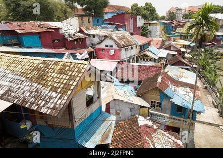 Überfüllte, farbenfrohe Slum-Wohnungen in Yogyakarta (Jogjakarta), Indonesiens zweitgrößter Stadt. Stockfoto