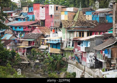 Überfüllte, farbenfrohe Slum-Wohnungen in Yogyakarta (Jogjakarta), Indonesiens zweitgrößter Stadt. Stockfoto