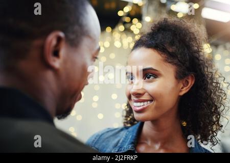 Ich Falle auf ihn. Kurzer Schuss eines glücklichen jungen Paares auf einem Date. Stockfoto