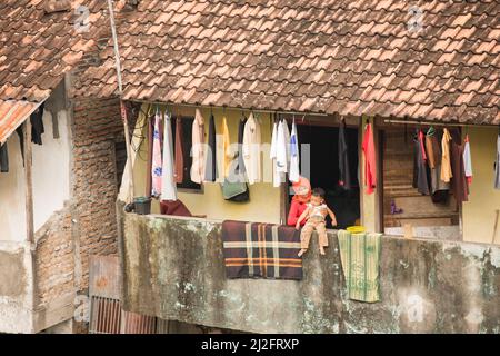 Überfüllte, farbenfrohe Slum-Wohnungen in Yogyakarta (Jogjakarta), Indonesiens zweitgrößter Stadt. Stockfoto