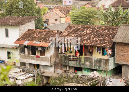 Überfüllte, farbenfrohe Slum-Wohnungen in Yogyakarta (Jogjakarta), Indonesiens zweitgrößter Stadt. Stockfoto