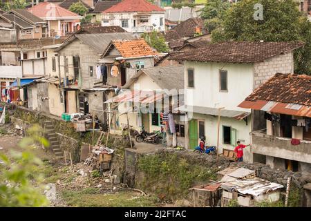 Überfüllte, farbenfrohe Slum-Wohnungen in Yogyakarta (Jogjakarta), Indonesiens zweitgrößter Stadt. Stockfoto