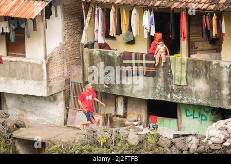 Überfüllte, farbenfrohe Slum-Wohnungen in Yogyakarta (Jogjakarta), Indonesiens zweitgrößter Stadt. Stockfoto