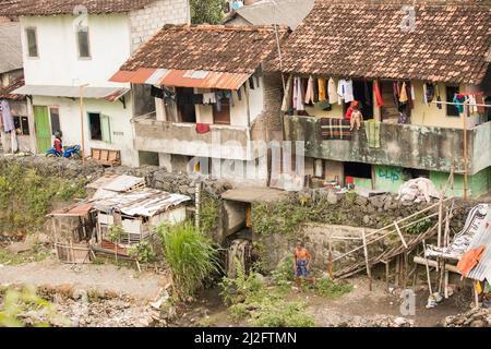 Überfüllte, farbenfrohe Slum-Wohnungen in Yogyakarta (Jogjakarta), Indonesiens zweitgrößter Stadt. Stockfoto