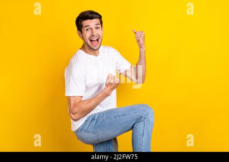 Foto von kühlen Millennial Brunet Kerl brüllen tragen Trend Tuch isoliert auf gelbem Hintergrund Stockfoto