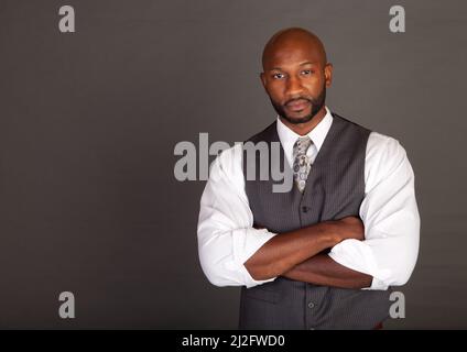 Junge schwarze Business-Mann trägt eine Suite und Krawatte Stockfoto
