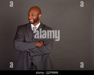 Junge schwarze Business-Mann trägt eine Suite und Krawatte Stockfoto