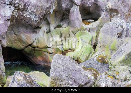 STEALL FALLS NEVIS-SCHLUCHT FORT WILLIAM SCOTLAND KLARER POOL UND GEFORMTE FELSEN IM FLUSSBETT DES NEVIS Stockfoto