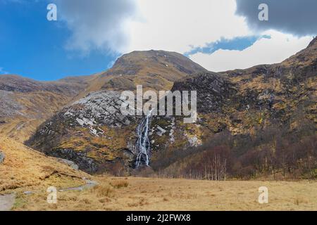 STEALL FALLS NEVIS-SCHLUCHT FORT WILLIAM SCOTLAND FUSSWEG ZU DEN WASSERFÄLLEN IM FRÜHEN FRÜHLING Stockfoto