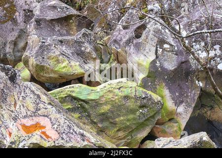 STEALL FALLS NEVIS-SCHLUCHT FORT WILLIAM SCOTLAND FORMTE FARBIGE FELSBROCKEN IM FLUSSBETT VON NEVIS Stockfoto