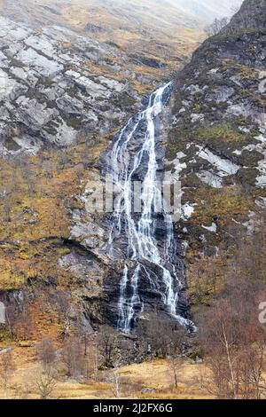 STEALL FALLS NEVIS-SCHLUCHT FORT WILLIAM SCOTLAND DIE 120 METER HOHEN WASSERFÄLLE STÜRZEN ÜBER DIE FELSWAND Stockfoto