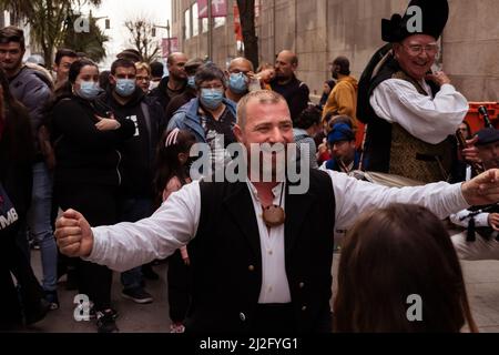 Vigo, Galizien, Spanien, 26 2022. März: Eine traditionelle galizische Tänzerin, die auf der Straße spielt und vom Publikum beobachtet wird Stockfoto