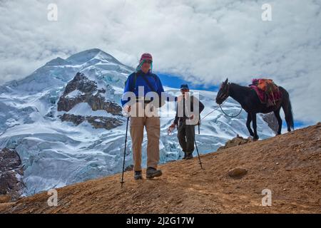 Überqueren Sie Punta Cuyoc auf der Wanderung um die Cordillera Huayhuash, Peru Stockfoto