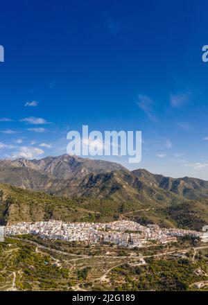 Blick von oben auf das wunderschöne typisch spanische Dorf Stockfoto