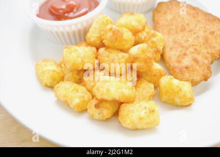 Panierte Haddock Fish und Tater Tots als schnelles Abendessen Stockfoto