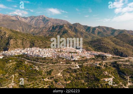 Blick von oben auf das wunderschöne typisch spanische Dorf Stockfoto