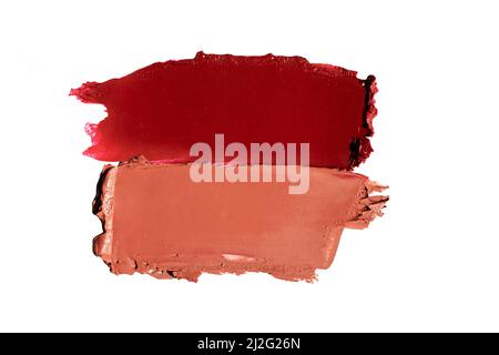 Abstrakter roter Abstrich von mattem Lippenstift, isoliert auf weißem Hintergrund. Stockfoto