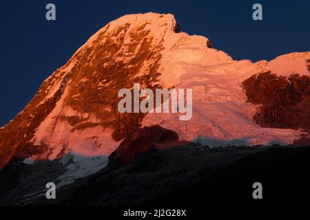 Sonnenaufgang auf Nevado Artesonraju, Santa Crus Trek, Cordillera Blanca, Peru Stockfoto