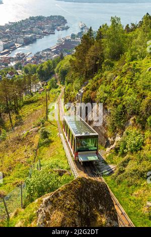 Bergen, Norwegen - 28. Mai 2018: Die Floibanen ist eine Standseilbahn in der norwegischen Stadt Bergen Sie verbindet das Stadtzentrum mit dem Berg FL Stockfoto