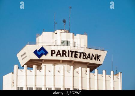 Minsk, Weißrussland - 24. März 2022: Das Zeichen der Paritetbank auf einem Bürogebäude im Zentrum von Minsk Stockfoto