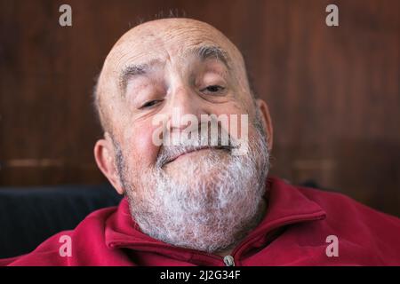 Porträt des Inhalts lustig alten Mann Stockfoto