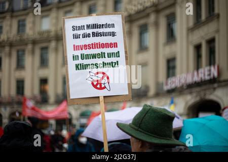 München, Deutschland. 01. April 2022. Am 1.. April 2022 versammelten sich Hunderte in München, um gegen die russische Invasion in der Ukraine und gegen die Bewaffnung der NATO-Staaten zu protestieren. (Foto: Alexander Pohl/Sipa USA) Quelle: SIPA USA/Alamy Live News Stockfoto