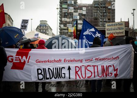 München, Deutschland. 01. April 2022. Am 1.. April 2022 versammelten sich Hunderte in München, um gegen die russische Invasion in der Ukraine und gegen die Bewaffnung der NATO-Staaten zu protestieren. (Foto: Alexander Pohl/Sipa USA) Quelle: SIPA USA/Alamy Live News Stockfoto