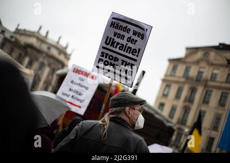 München, Deutschland. 01. April 2022. Am 1.. April 2022 versammelten sich Hunderte in München, um gegen die russische Invasion in der Ukraine und gegen die Bewaffnung der NATO-Staaten zu protestieren. (Foto: Alexander Pohl/Sipa USA) Quelle: SIPA USA/Alamy Live News Stockfoto