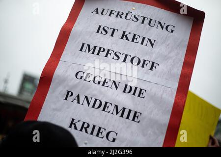 München, Deutschland. 01. April 2022. Am 1.. April 2022 versammelten sich Hunderte in München, um gegen die russische Invasion in der Ukraine und gegen die Bewaffnung der NATO-Staaten zu protestieren. (Foto: Alexander Pohl/Sipa USA) Quelle: SIPA USA/Alamy Live News Stockfoto