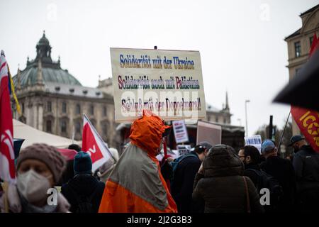 München, Deutschland. 01. April 2022. Am 1.. April 2022 versammelten sich Hunderte in München, um gegen die russische Invasion in der Ukraine und gegen die Bewaffnung der NATO-Staaten zu protestieren. (Foto: Alexander Pohl/Sipa USA) Quelle: SIPA USA/Alamy Live News Stockfoto