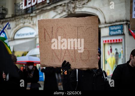 München, Deutschland. 01. April 2022. Am 1.. April 2022 versammelten sich Hunderte in München, um gegen die russische Invasion in der Ukraine und gegen die Bewaffnung der NATO-Staaten zu protestieren. (Foto: Alexander Pohl/Sipa USA) Quelle: SIPA USA/Alamy Live News Stockfoto