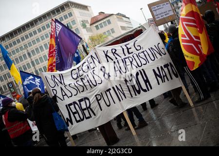 München, Deutschland. 01. April 2022. Am 1.. April 2022 versammelten sich Hunderte in München, um gegen die russische Invasion in der Ukraine und gegen die Bewaffnung der NATO-Staaten zu protestieren. (Foto: Alexander Pohl/Sipa USA) Quelle: SIPA USA/Alamy Live News Stockfoto