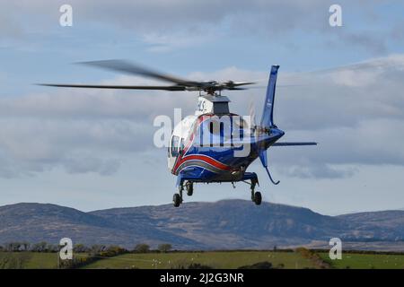 Bantry, West Cork, Irland. 1. April 2022. Die irische Luftambulanz der Gemeinschaft transportierte einen Patienten mit einer Wirbelsäulenverletzung vom Bantry Hospital zum Cork City Hospital. Der Hubschrauber wurde vom Piloten Ian Hunter geflogen. Kredit: Karlis Dzjamko/Alamy Live Nachrichten Stockfoto