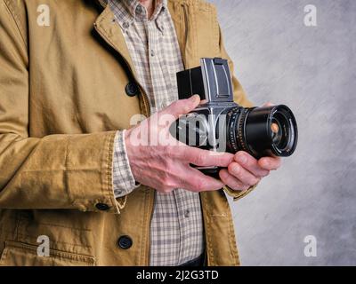 Fort Collins, CO, USA - 29. März 2022: Fotograf mit einer klassischen, mittelgroßen Filmkamera - Hasselblad. Stockfoto
