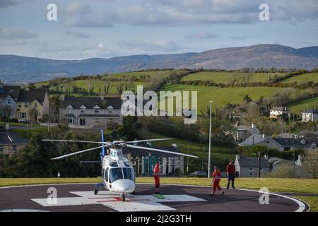 Bantry, West Cork, Irland. 1. April 2022. Die irische Luftambulanz der Gemeinschaft transportierte einen Patienten mit einer Wirbelsäulenverletzung vom Bantry Hospital zum Cork City Hospital. Der Hubschrauber wurde vom Piloten Ian Hunter geflogen. Kredit: Karlis Dzjamko/Alamy Live Nachrichten Stockfoto