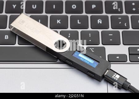 Galicia, Spanien; 1. April 2022: Ledger Nano S Kryptowährung Hardware Wallet auf Laptop Stockfoto