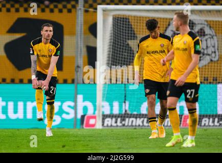 Dresden, Deutschland. 01. April 2022. Fußball: 2. Bundesliga, SG Dynamo Dresden - FC Schalke 04, Matchday 28, Rudolf-Harbig-Stadion. Dynamos Michael Sollbauer (l-r), Heinz Mörschel und Vaclav Drchal reagieren nach dem Elfmeterstoß um 0:1 Uhr. Kredit: Robert Michael/dpa - WICHTIGER HINWEIS: Gemäß den Anforderungen der DFL Deutsche Fußball Liga und des DFB Deutscher Fußball-Bund ist es untersagt, im Stadion und/oder vom Spiel aufgenommene Fotos in Form von Sequenzbildern und/oder videoähnlichen Fotoserien zu verwenden oder zu verwenden./dpa/Alamy Live News Stockfoto