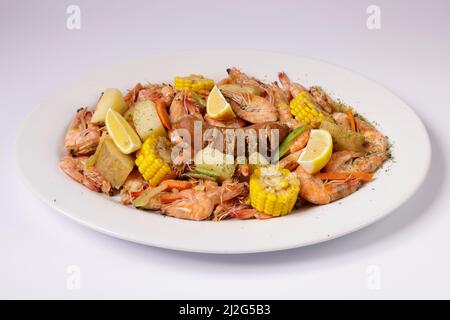 ALLE GARNELEN CLAWDADDY KOCHEN in einem Gericht Draufsicht auf grauem Hintergrund singapur Essen Stockfoto