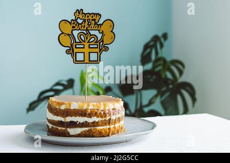 Kuchen mit Geburtstagstorte. Speicherplatz kopieren. Unscharfer Hintergrund. Stockfoto