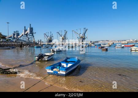 Trafaria; Portugal - 01. März; 2022: Tiefwasserterminal und Silo für Getreide, abgeleitete Produkte und ölhaltige Produkte in Trafaria, Portugal mit Fisch Stockfoto