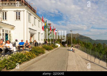 Bergen, Norwegen - 28. Mai 2018: Menschen sitzen auf der Treppe und im Restaurant auf dem Floyen Hill. Stockfoto