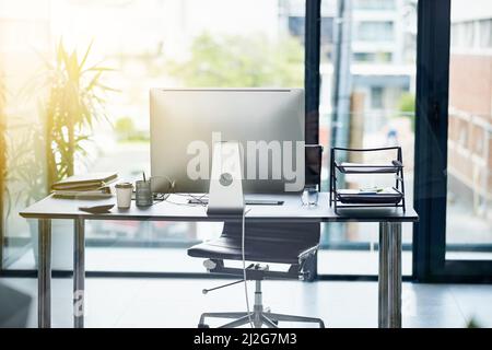 Die perfekte Workstation. Aufnahme eines Arbeitsplatzes in einem leeren Büro. Stockfoto