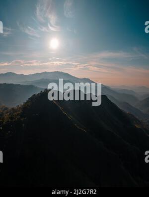 Eine vertikale Drohnenaufnahme des Little Adams Peak in Sri Lanka während des frühen Sonnenaufgangs Stockfoto