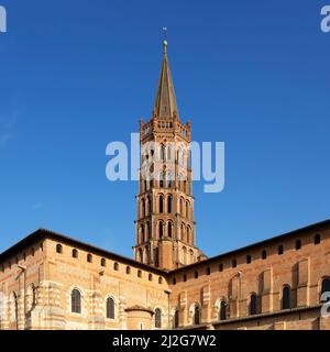 Die Basilika St. Sernin, erbaut im romanischen Stil zwischen 1080 und 1120 in Toulouse, Haute-Garonne, Midi Pyrenees, Südfrankreich. Stockfoto